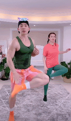 例如,下面这个动作就是踢毽子中的盘踢—刘畊宏最火的一套操名为