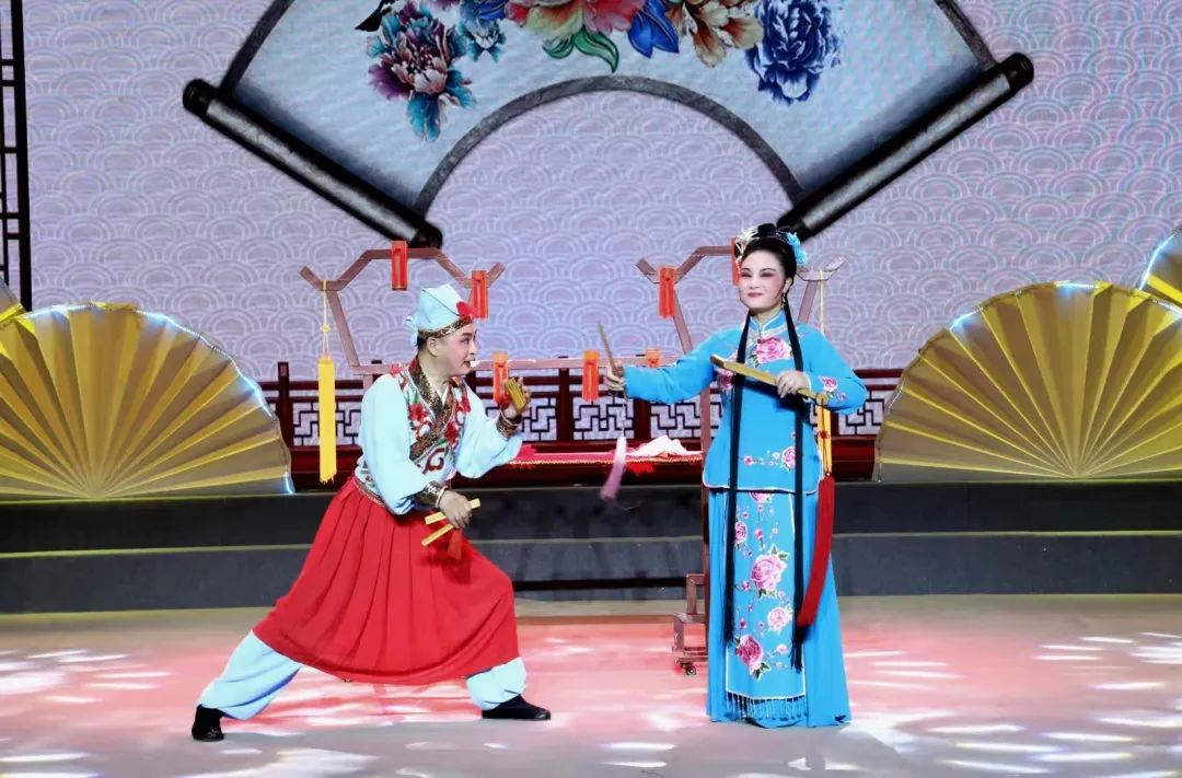 表演:王洪臣 李玉莲二人转《扎花帐》表演:董墨 范博豪二人转小帽