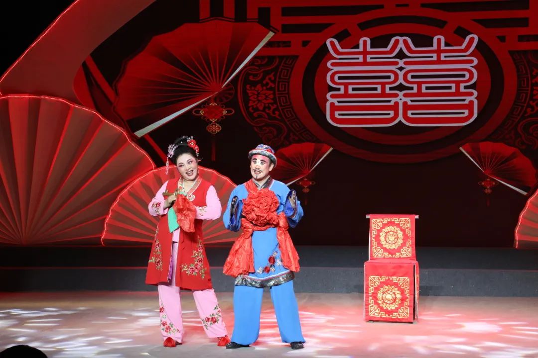 表演:蒋佰东 王冬晴二人转《猪八戒拱地》表演:王洪臣 李玉莲二人转