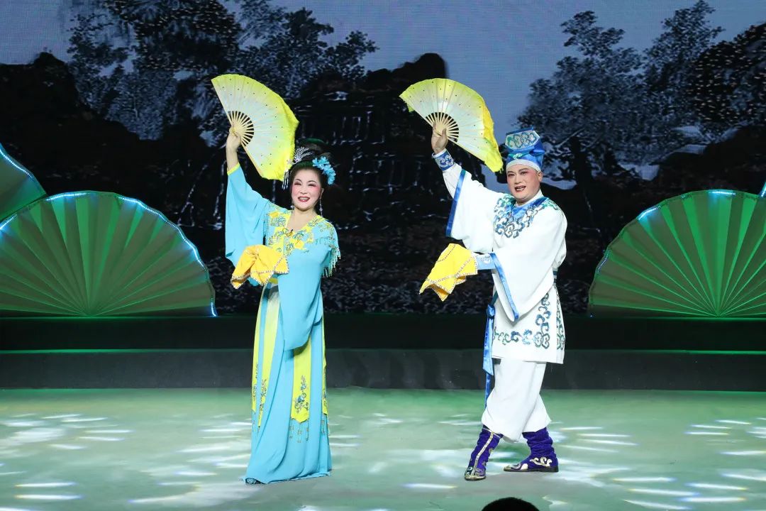 表演:闫峰 唐建军二人转《包公断后》表演:尹为民 咸奎荣二人戏《锔缸