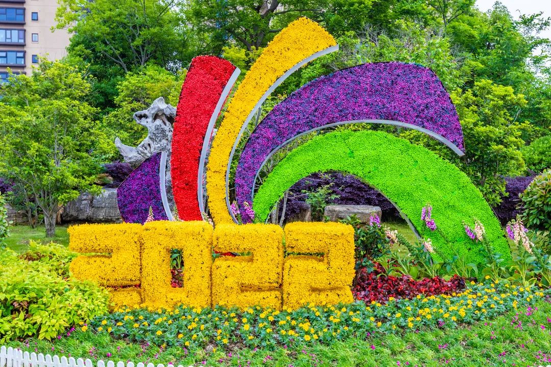 公园等小游园,一组组以"五一"国际劳动节为主题的景观小品周边一串红