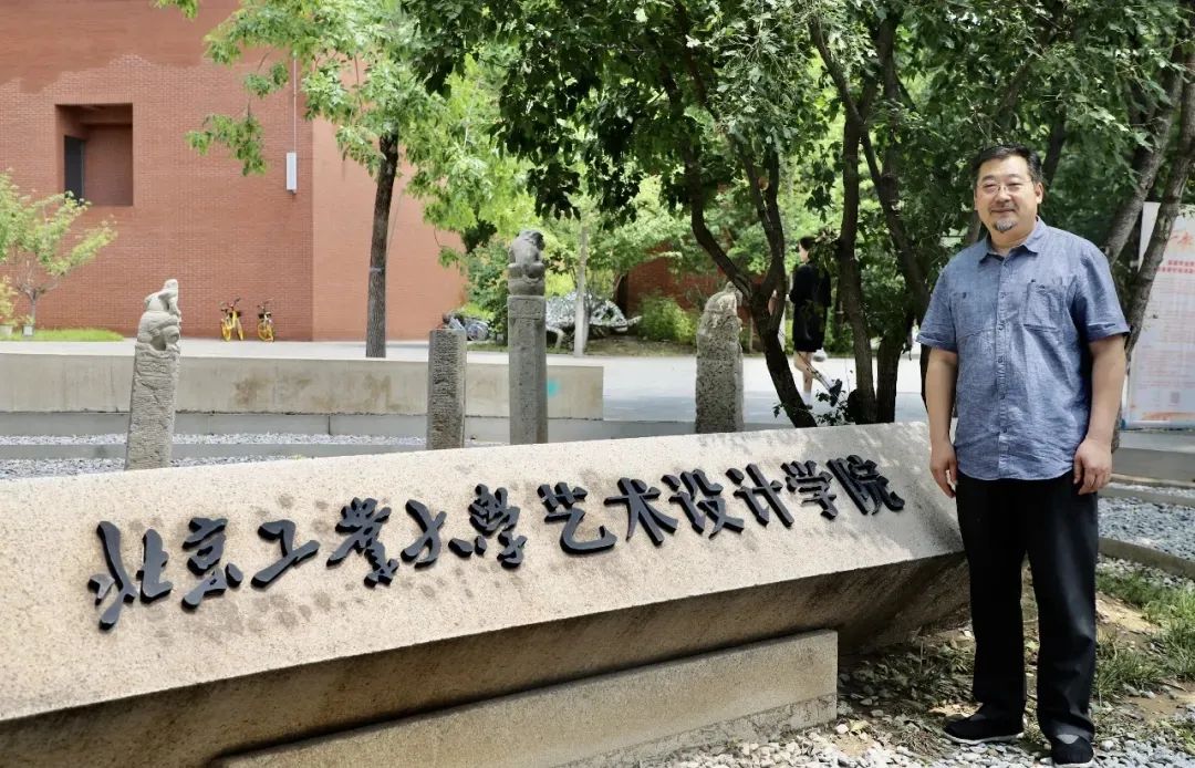 长期以来,邹锋教授带领艺术设计学院团队,秉承着以艺术设计服务和保障