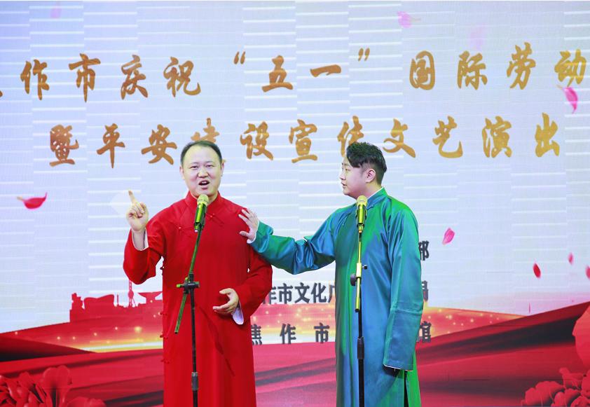 隨後,歌舞,相聲,魔術,豫劇等10餘個精彩節目輪番上演,演員們個個精神