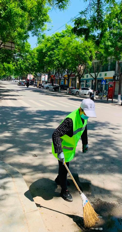 曲背弓腰,挥帚抒画寒暑披星扫凡尘千街万巷留轻影致敬环卫工人披肝