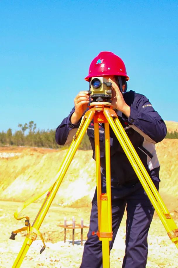 儋州项目部工程管理部测量员王堃,正在对洞外gd06控制点进行测量.