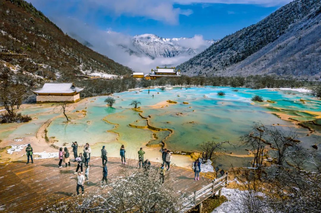 风景宜人美如画五一假期黄龙景区迎客来