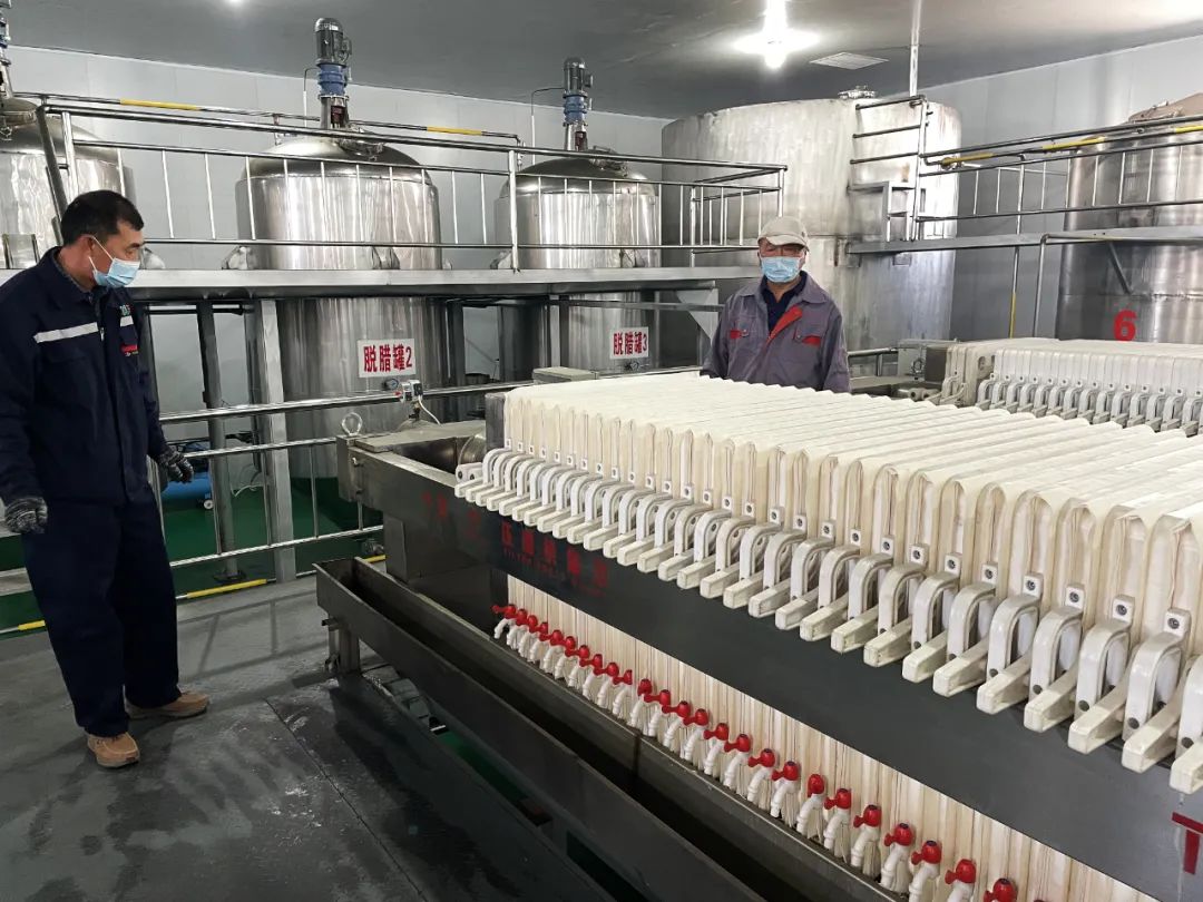 有限公司储粮仓,玉米从传送带装载到货车上,运往通辽一家味精生产企业