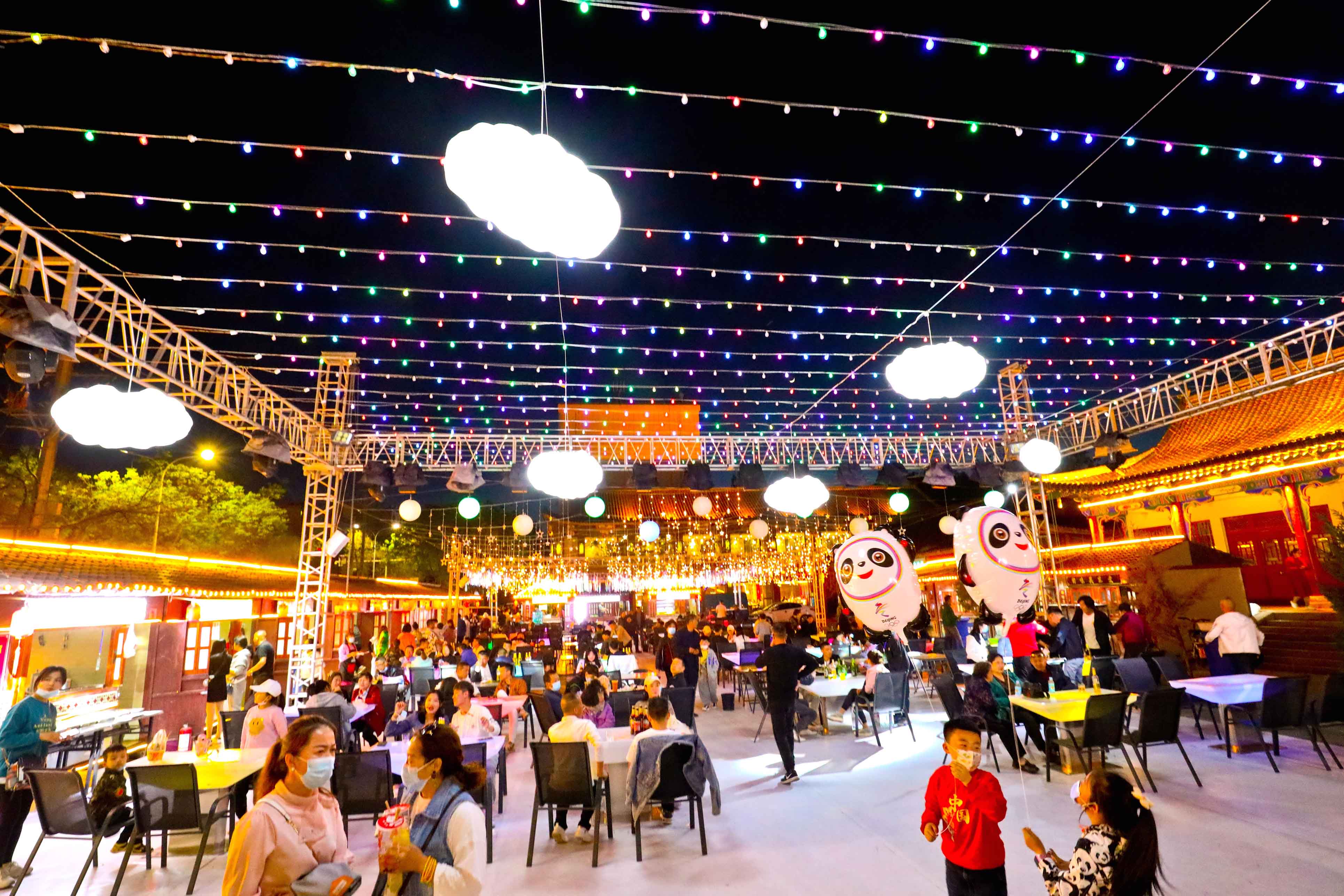 甘泉红色历史文化旅游区门口"彩虹酒吧"休闲和欣赏灯光秀