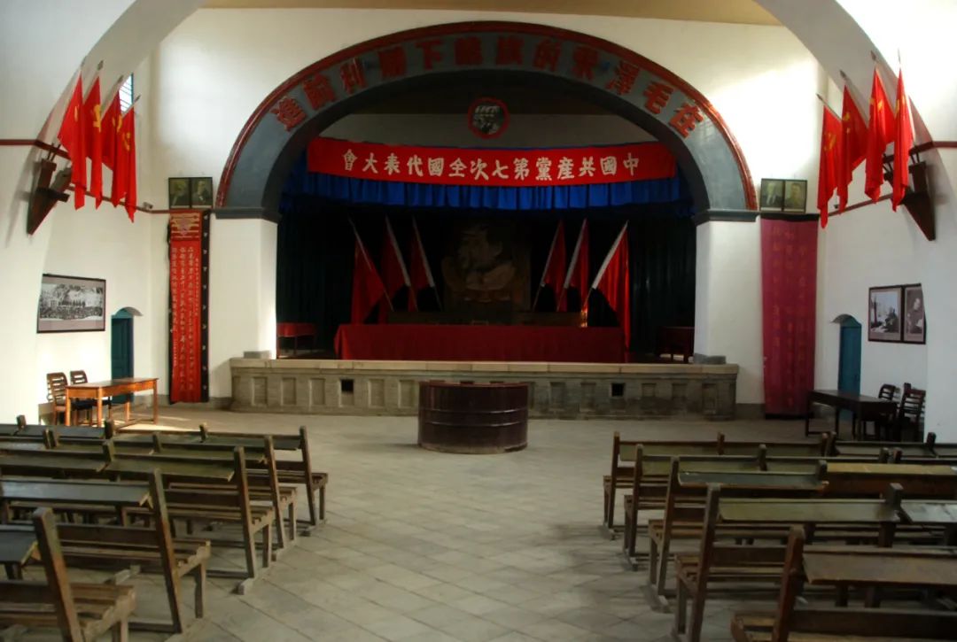 西北青年救国代表大会第一次大会开幕典礼在延安中央大礼堂举行