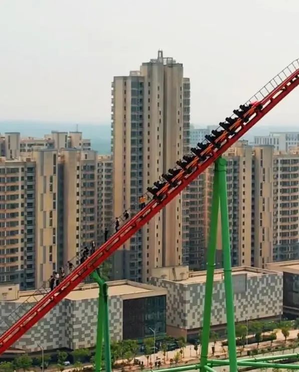 江西一游乐园过山车故障游客被迫从77米高空走下