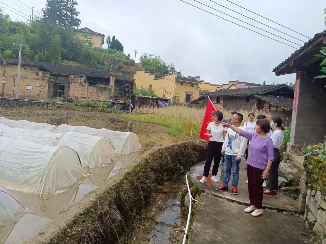 青年干部四下基层实践锻炼用心服务群众做扎根基层的秧苗