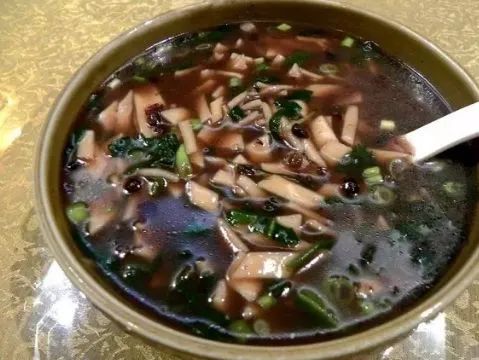灰豆饭又名扁豆面,做法是先用扁豆熬成灰豆汤,再放入面条煮熟即成,因
