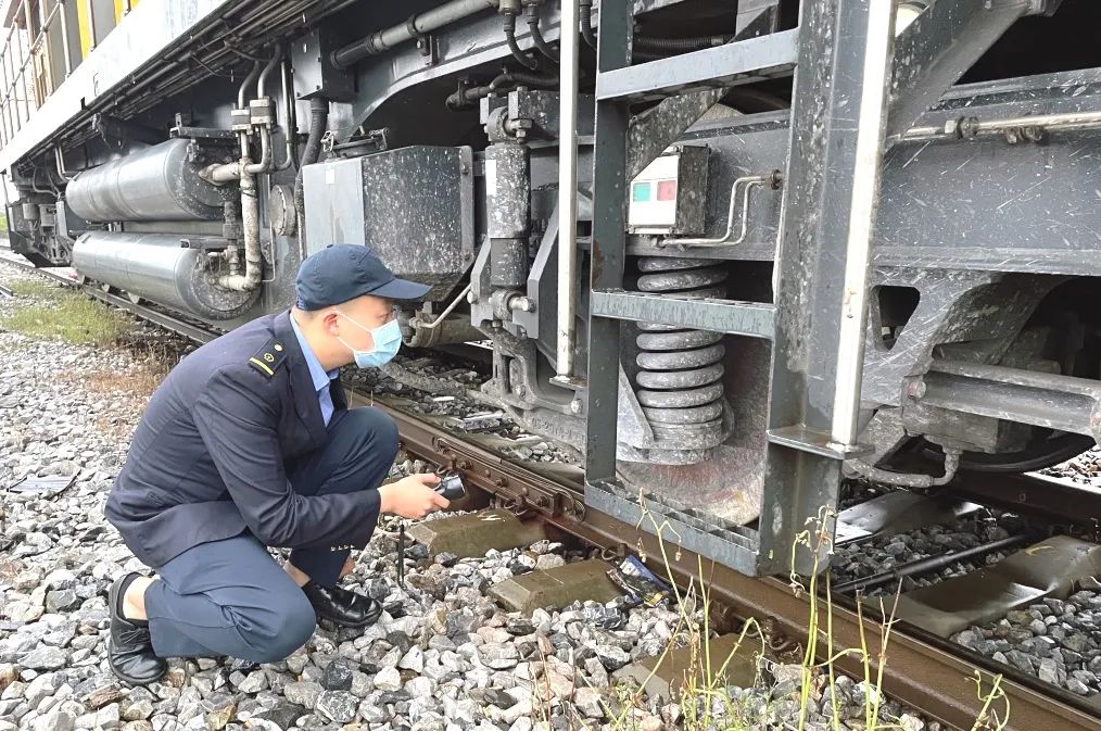 毛梦君是怀化机务段娄底运用车间调小车队娄底专调机车副司机.