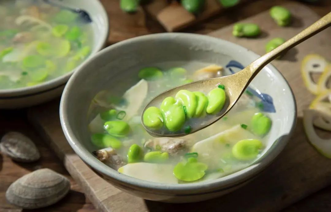 蚕豆有"益智豆"之称,含有丰富的蛋白质和碳水化合物,还富含膳食纤维