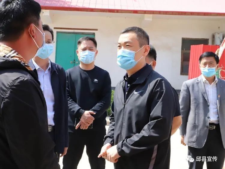 现场办公一线推动县委书记闫龙虎督导调研疫情防控等工作