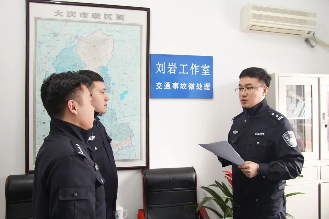 市交警支队事故处理大队副大队长刘岩马路包公的三个见不得