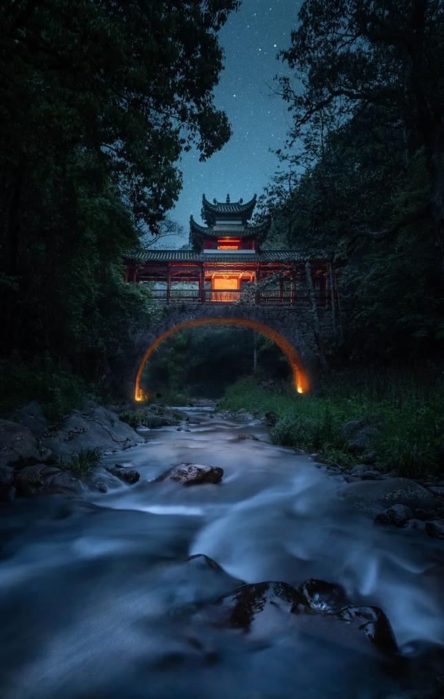 微风吹过,树影幢幢,细缈的泥腥气和绵绵不绝的庄稼的甜润味,就会飘入