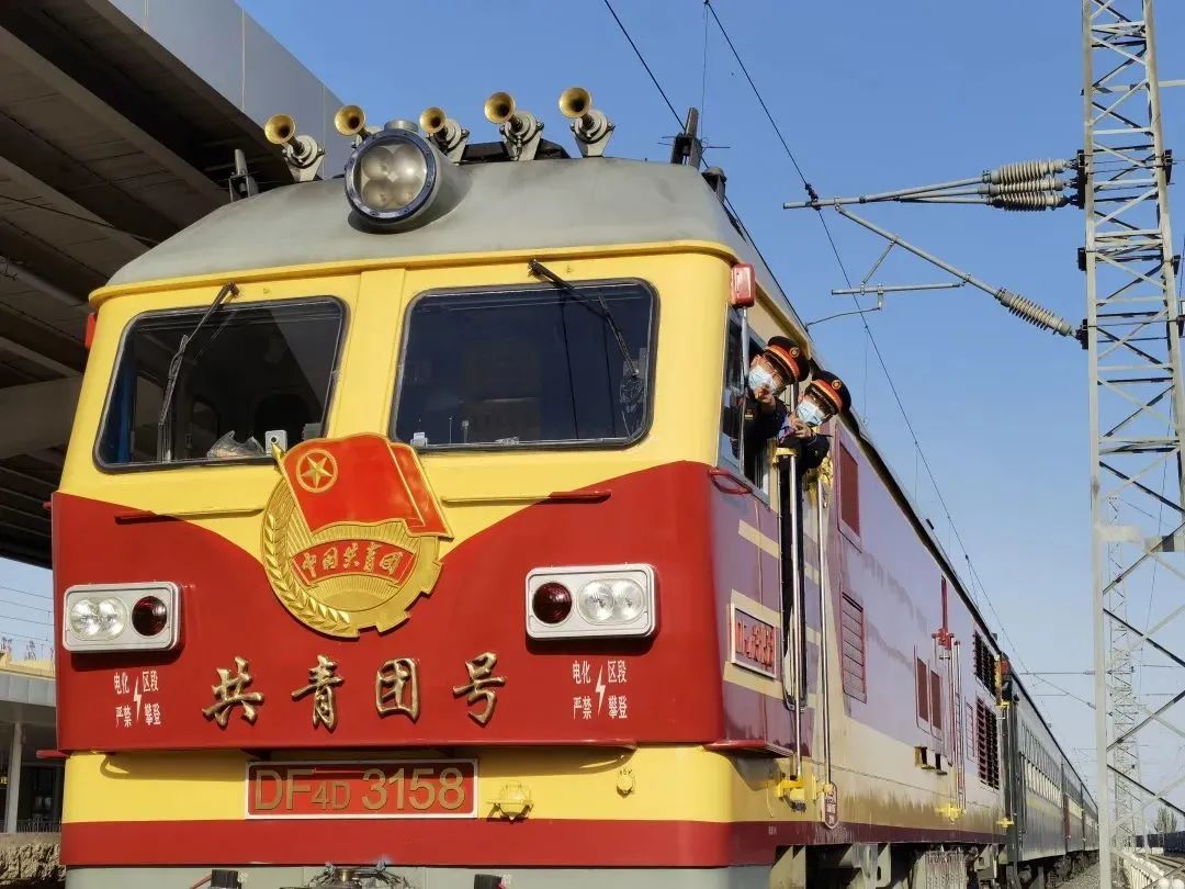 内燃机车 TEP 70 BS 在铁路机务段高清摄影大图-千库网