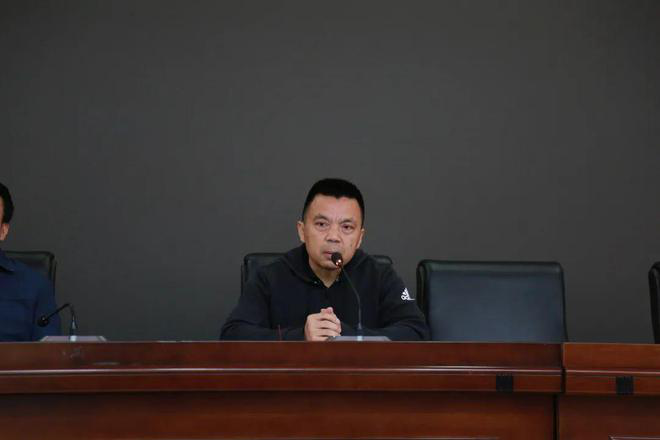 校长李健均主持会议