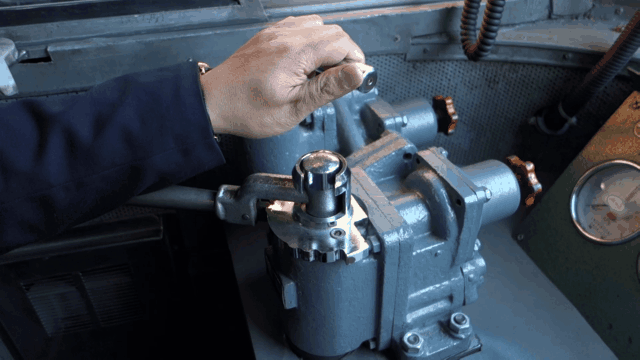 火车的制动装置构造合理,技术成熟,操作简单,连接方便,扩容能力强,本