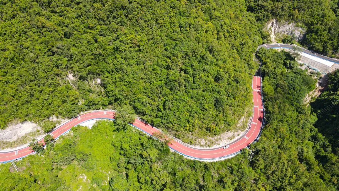 俯瞰国道G361什邦线鹦哥岭路段,改建后的公路在大山里蜿蜒,公路“颜值”颇高,大幅提升通行能力。海南日报记者 李天平 摄