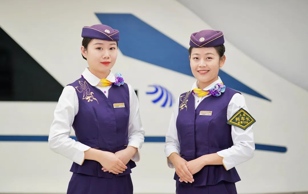 多久没乘高铁高铁小姐姐着装惊艳