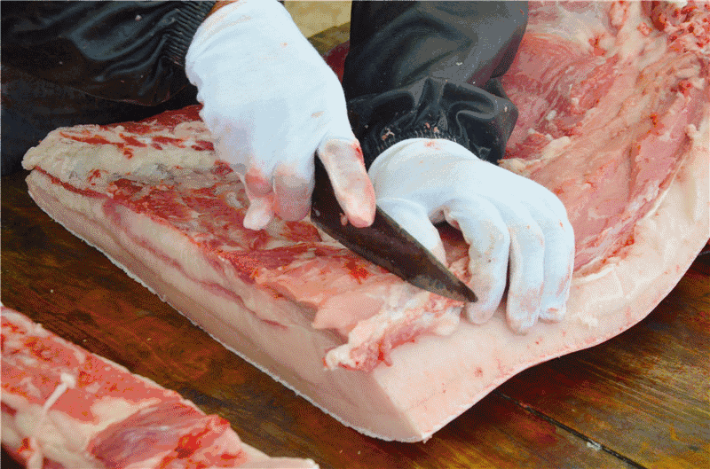 一是凭手感:变质的红肉摸起来会有黏糊糊的手感.