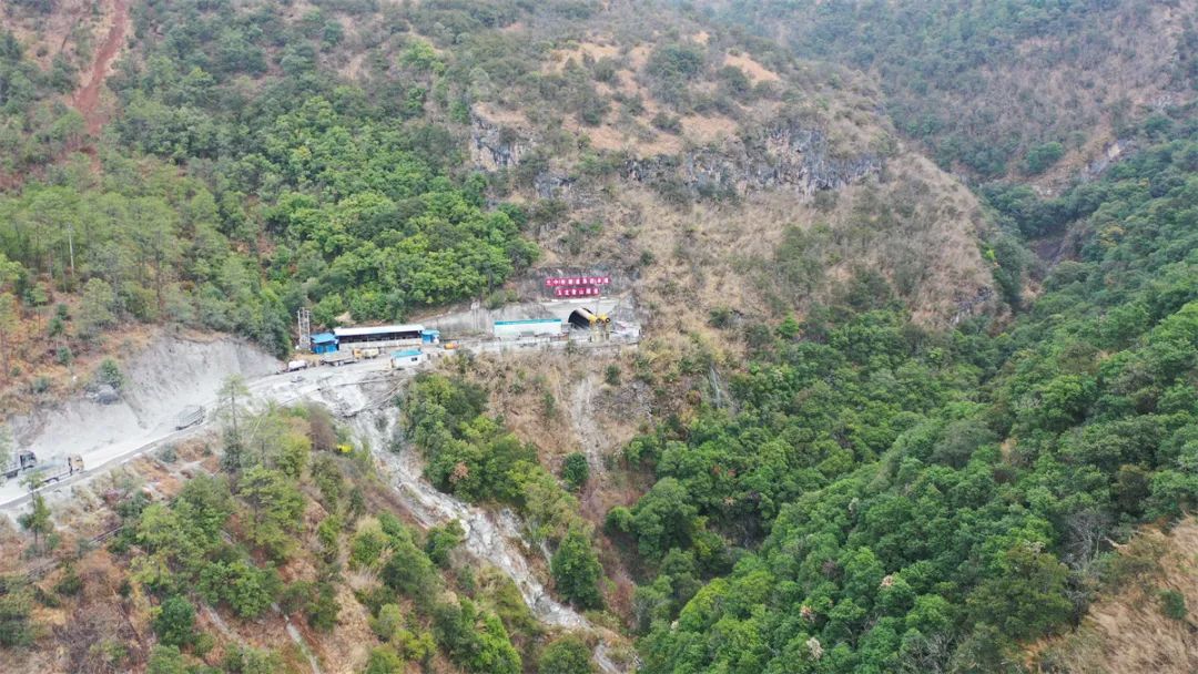 已贯通19座丽香铁路全线20座隧道至此玉龙雪山隧道顺利贯通丽香铁路