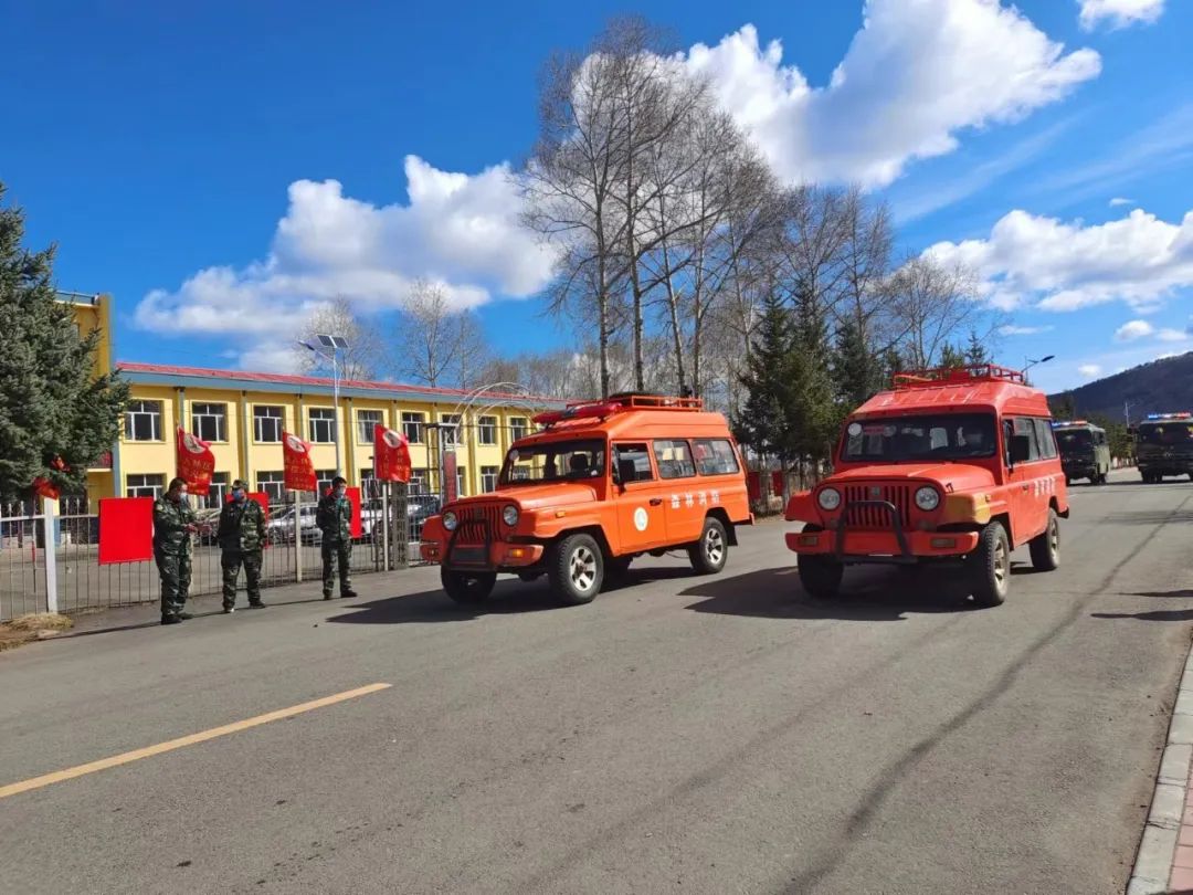 伴隨著警報聲響起,由警車,多功能消防車,防火指揮車,防火宣傳車,防火