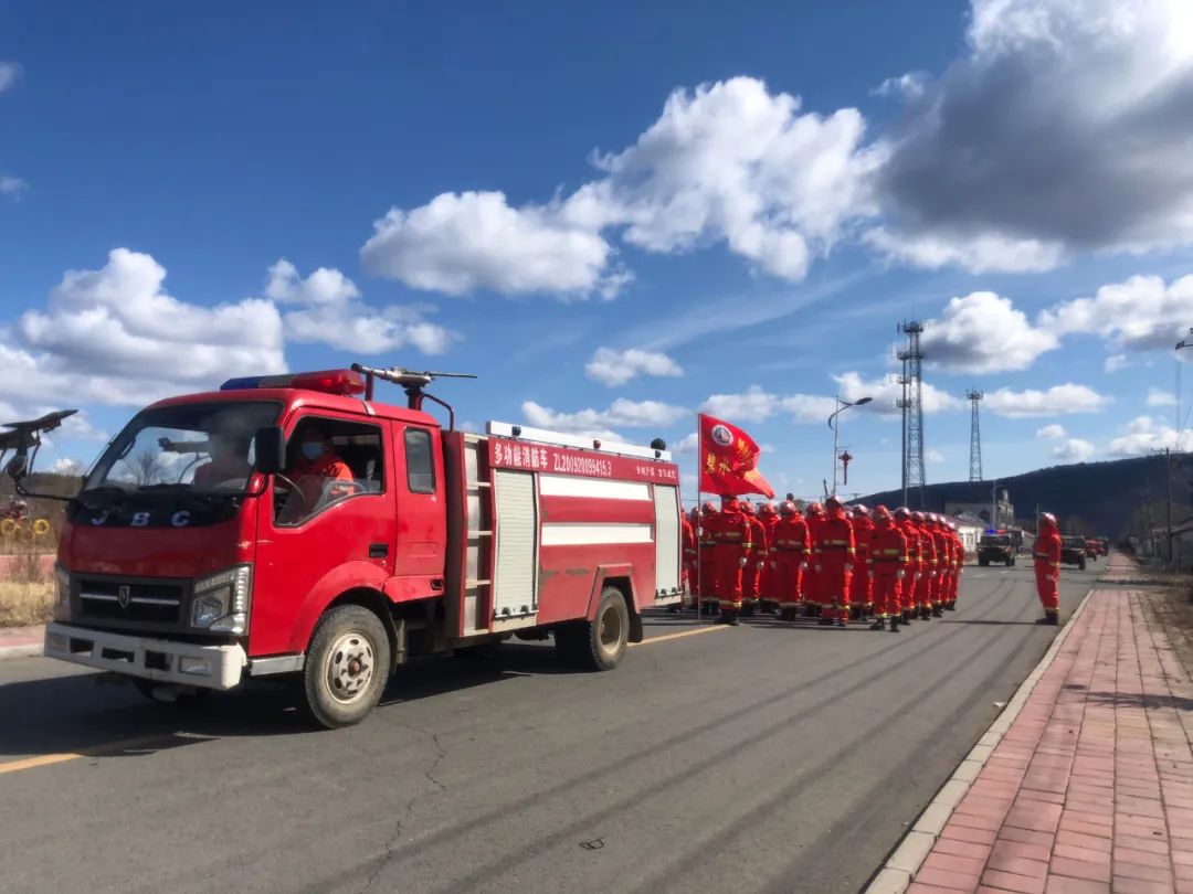 伴隨著警報聲響起,由警車,多功能消防車,防火指揮車,防火宣傳車,防火