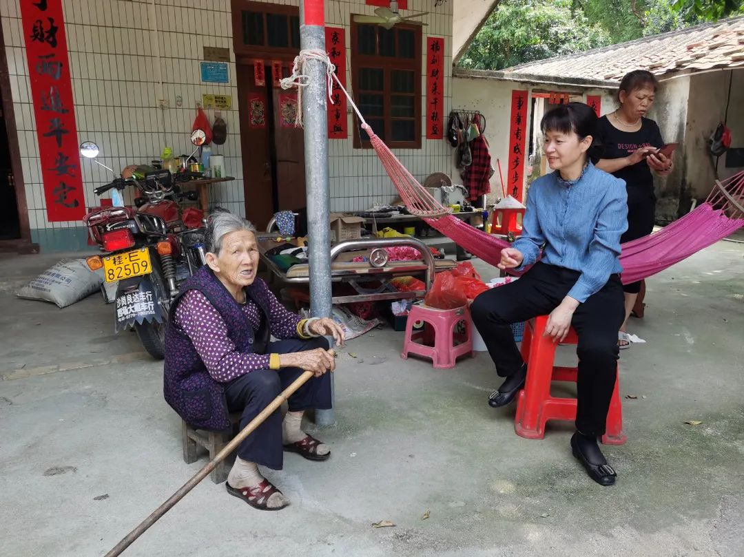 助力乡村振兴丨合浦法院院长魏玉芳到沙岗镇走访脱贫户