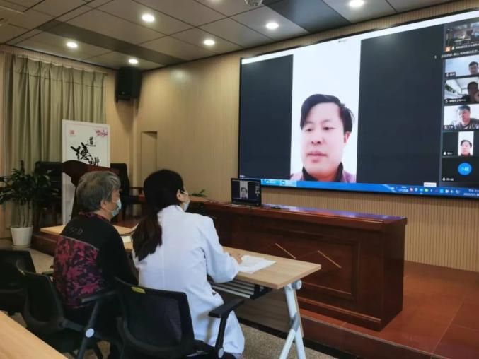 本次视频会诊汇集了华山医院心内科副主任医师潘俊杰,瑞金医院呼吸