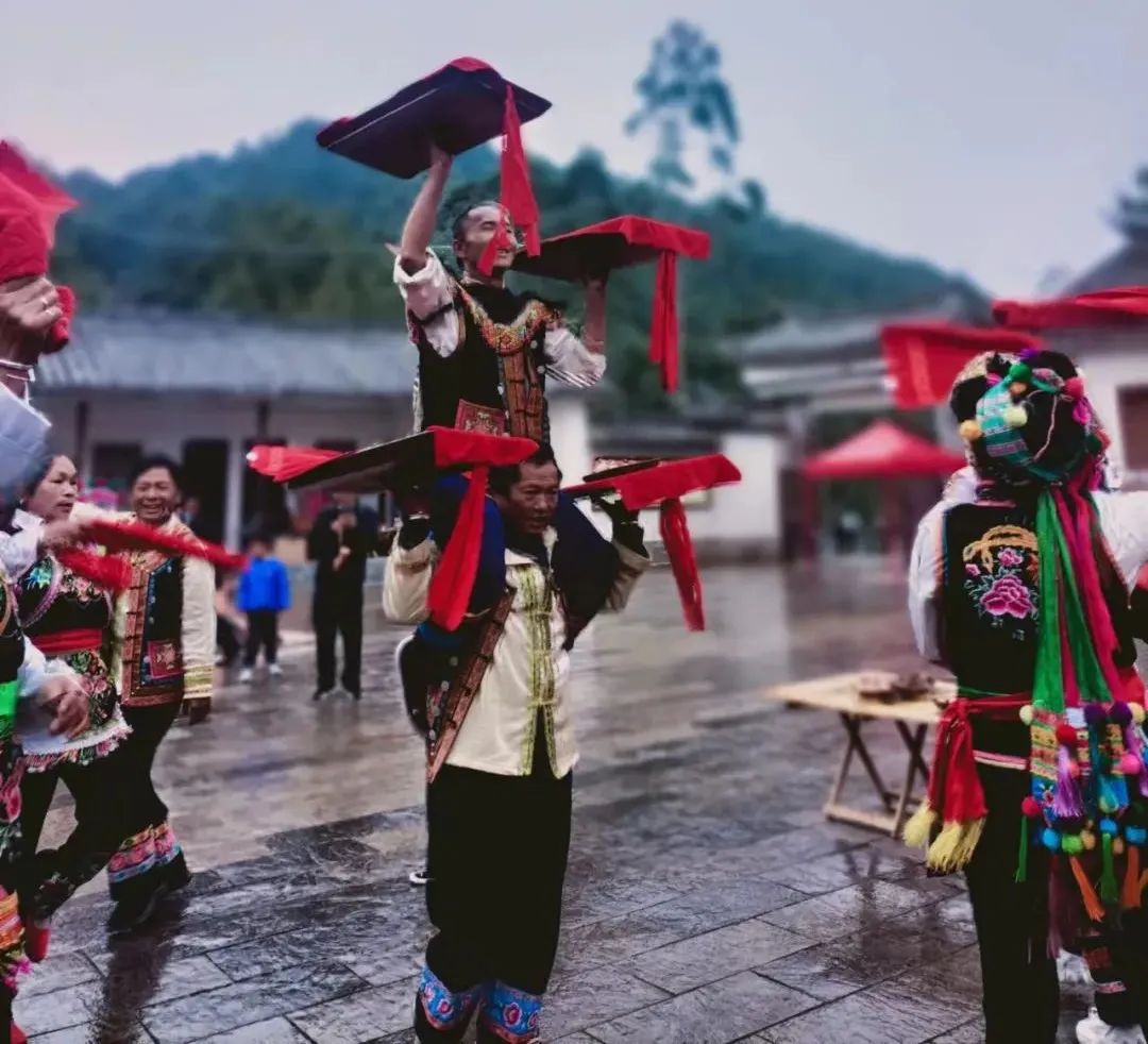 云雾笼罩,是一个纯彝族村寨,完整地保留着古老的彝族传统文化,曾被