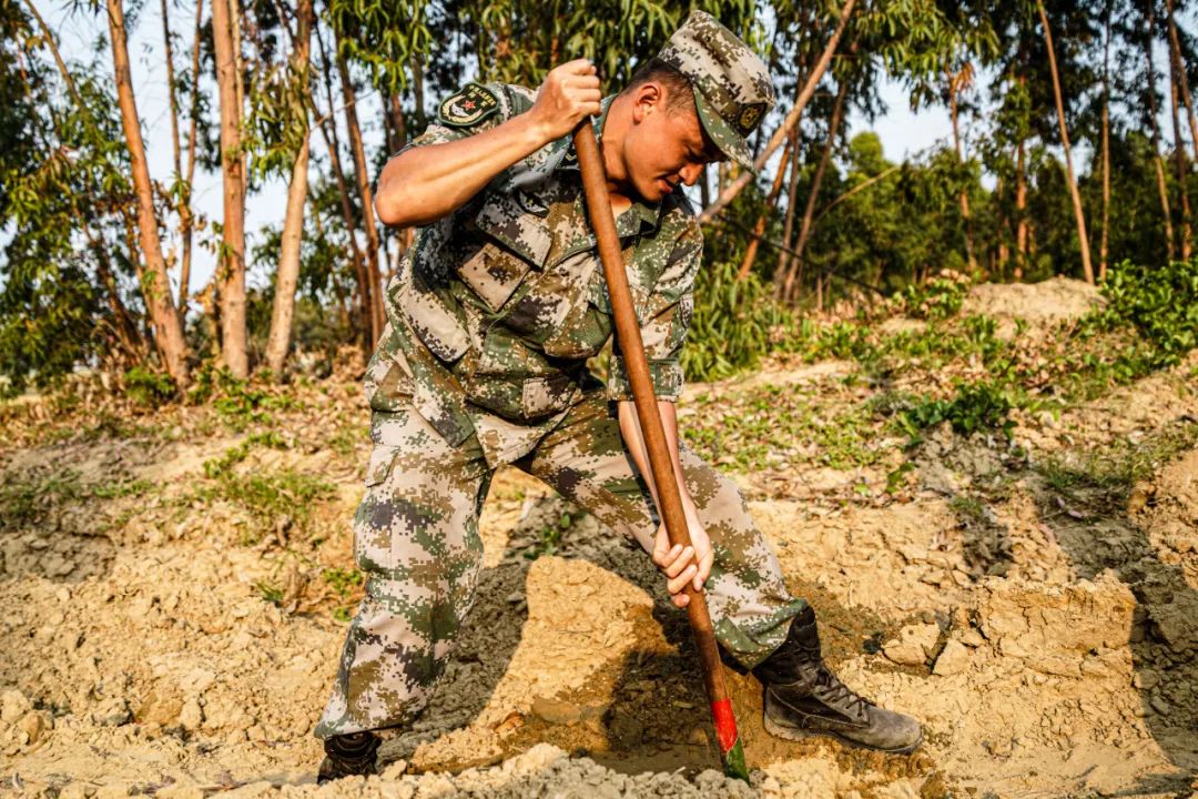致敬军营中最可爱的劳动者