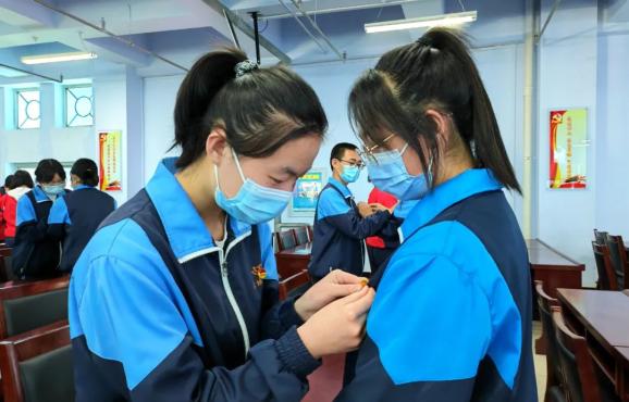 文明礼仪赤城县第二中学举行2022年新团员入团宣誓仪式