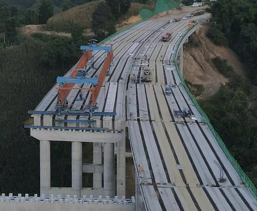 最高墩身高达49米,全桥共设有30米预制t梁235片,每片重约80吨