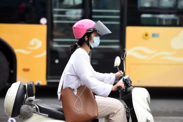 骑乘电动自行车出行请正确佩戴安全头盔
