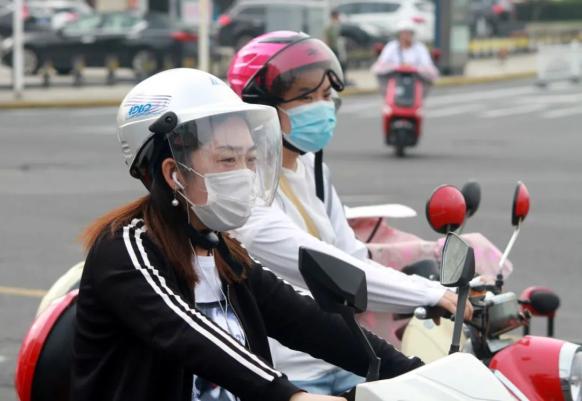 骑乘电动自行车出行请正确佩戴安全头盔
