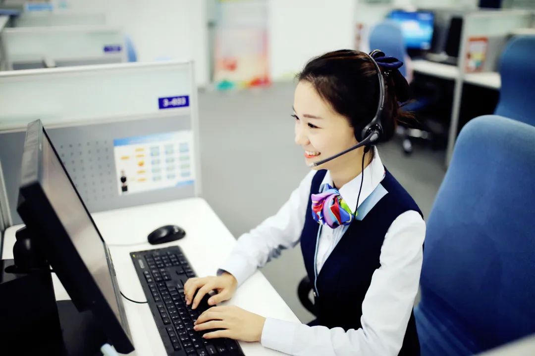 中国移动10086客服人员正在贴心为客户办理业务中国移动用品牌和文化
