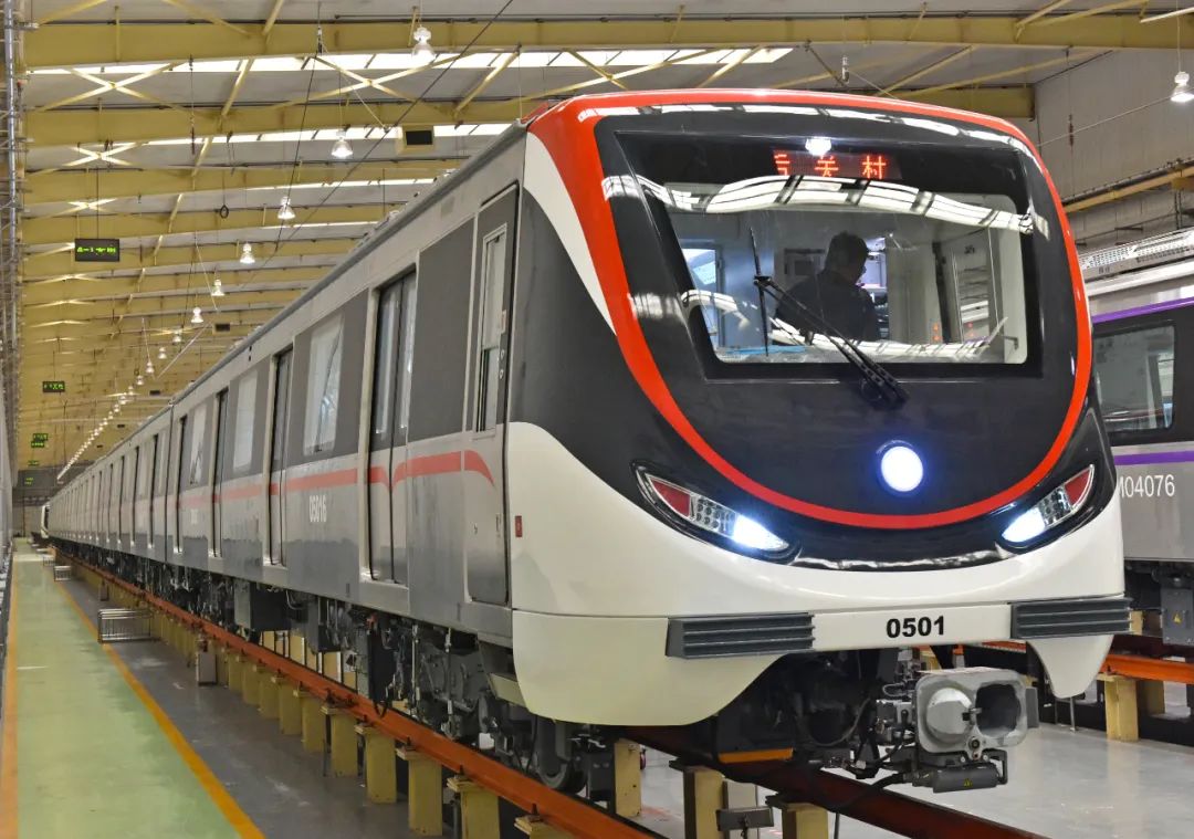由中车大连公司研制的时速80公里系列化b型不锈钢标准地铁列车在大连