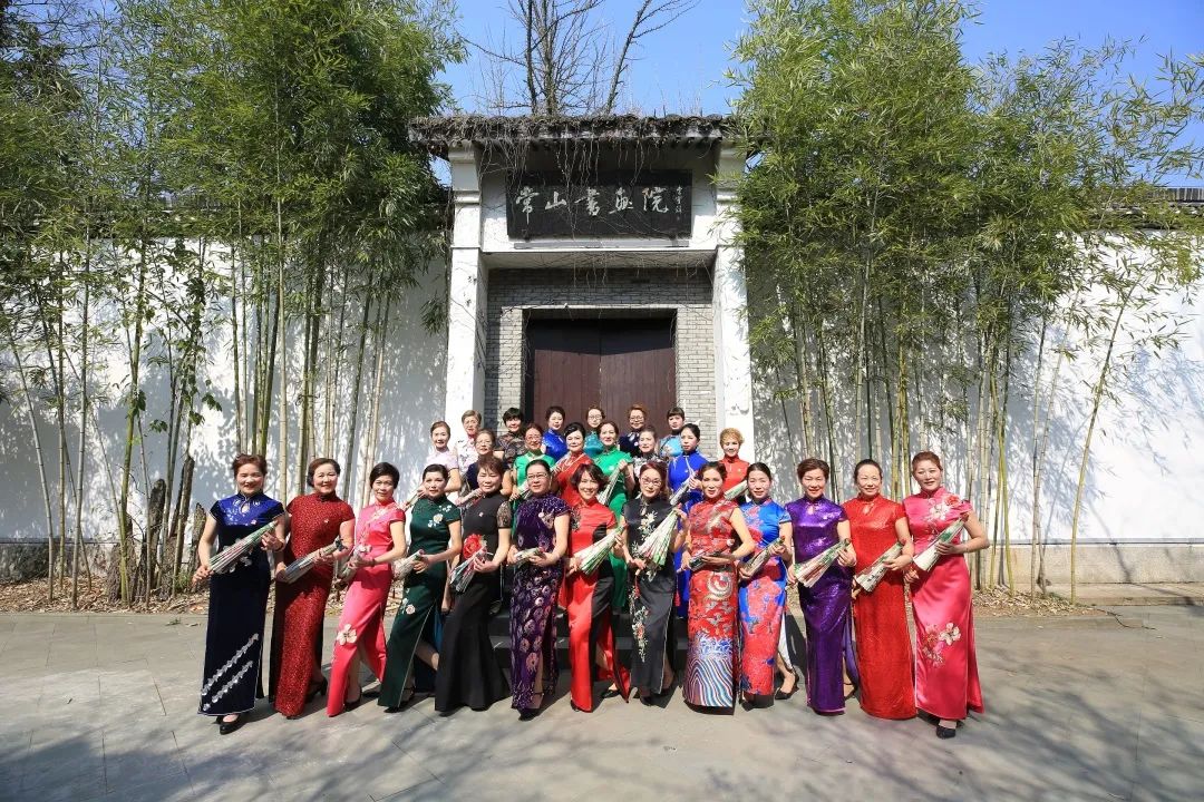 她力量致敬最美巾帼志愿者