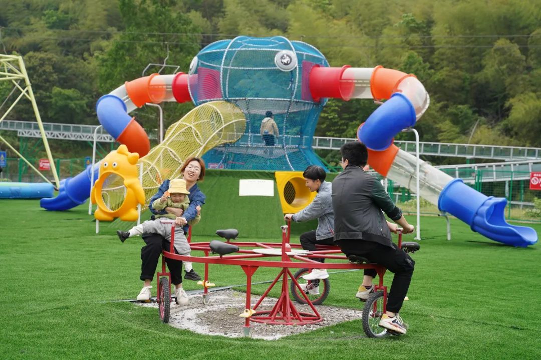 黄避岙龙屿村藏着一个"无动力乐园",五一期间,吸引大小朋友来这里游玩