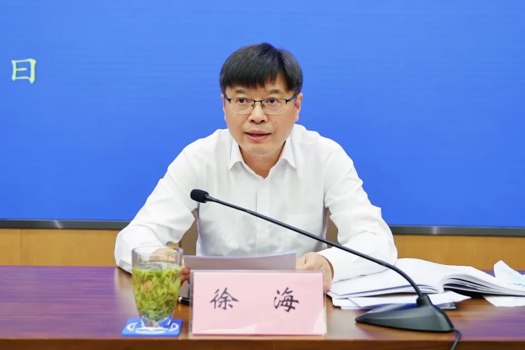 会上,市中院党组成员,政治部主任徐海宣读了《关于对2019-2021年度全