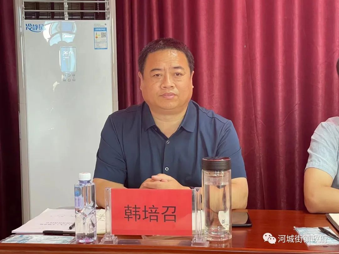 座谈会由河城街镇党委书记刘红雷主持.