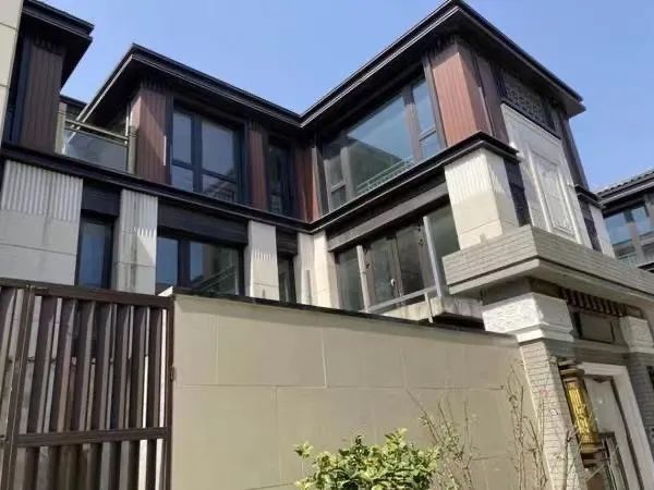 此次即将开拍的杭州院子法拍房为15幢15-15室及地下2层311,312车位