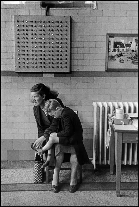 08 eve arnold | magnum photos伊芙·阿诺德,伊芙的妈妈和她的儿子