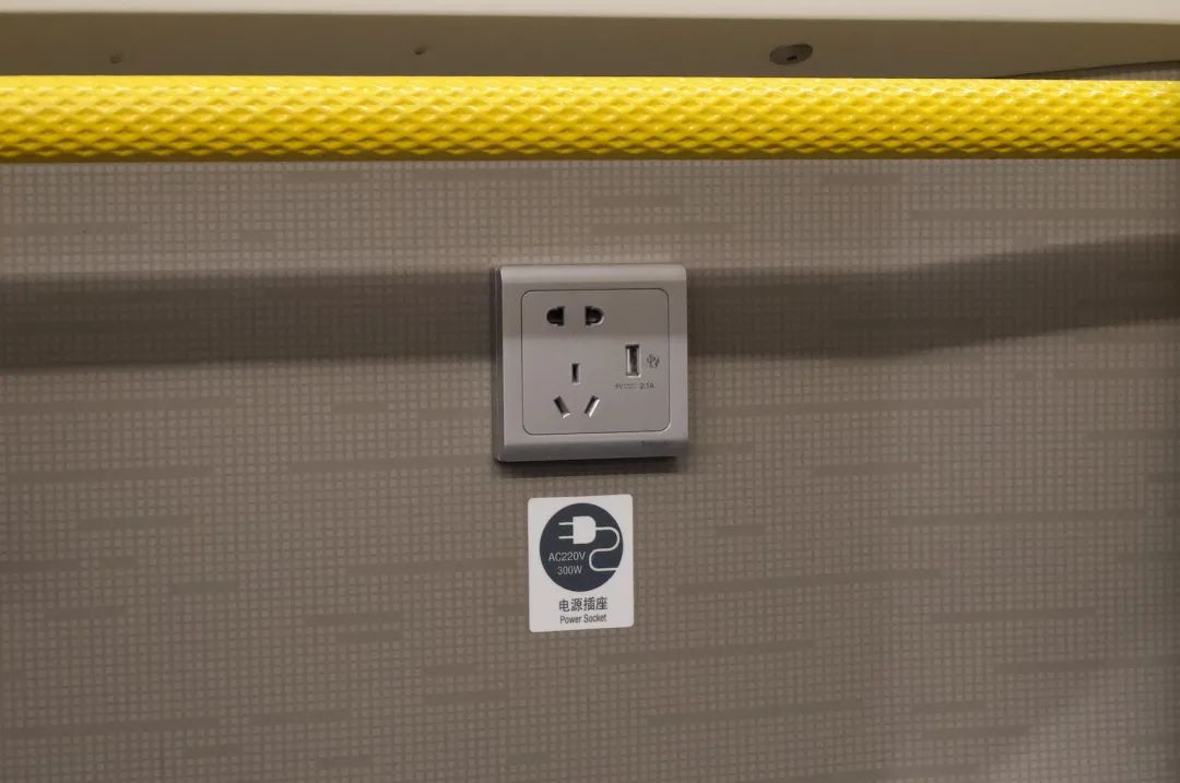 也有充电插座哦同时,在4号车厢壁板列车车厢每个洗脸间也配备有插座二
