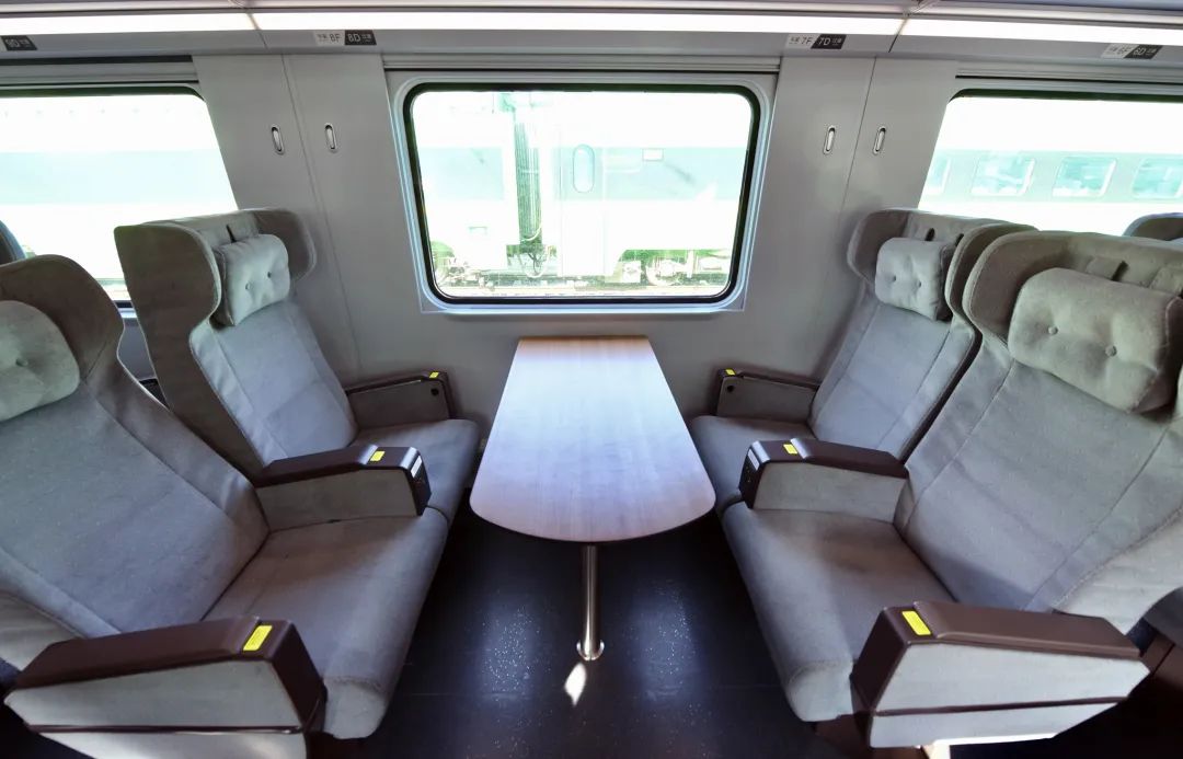每个座位扶手中间位置一等座充电接口设在cr200j鼓型复兴号动车组