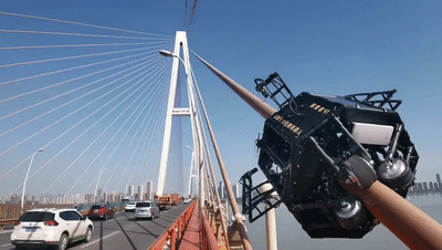 第六代桥梁拉索智能检测机器人在白沙洲长江大桥进行实桥检测柱所