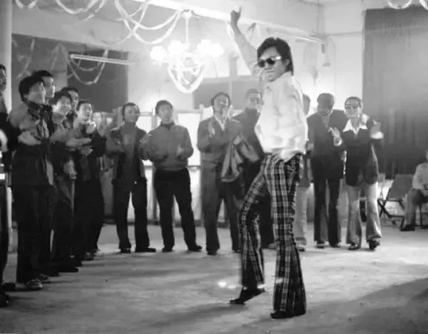 80年代,人们乘着改革开放的春风,彻底解放天性,时髦酷炫的画风是挡也